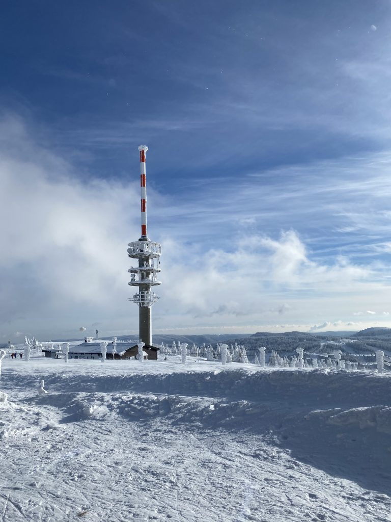Verschneiter Gipfel am Feldberg