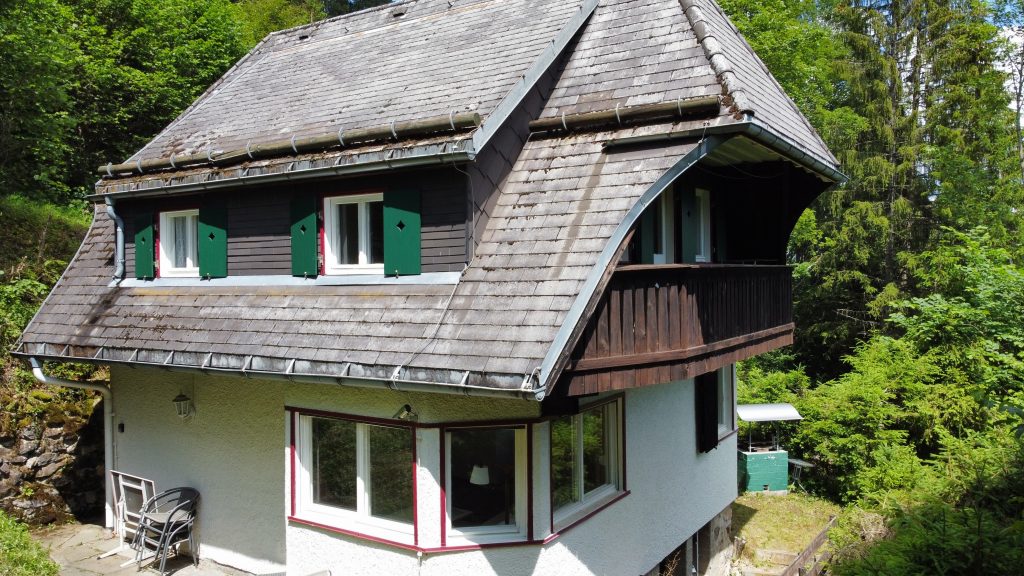 Blick auf Erker des Ferienhauses im Sommer